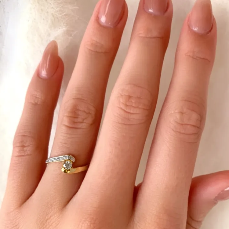 ring i 9 karat gull med rhodium