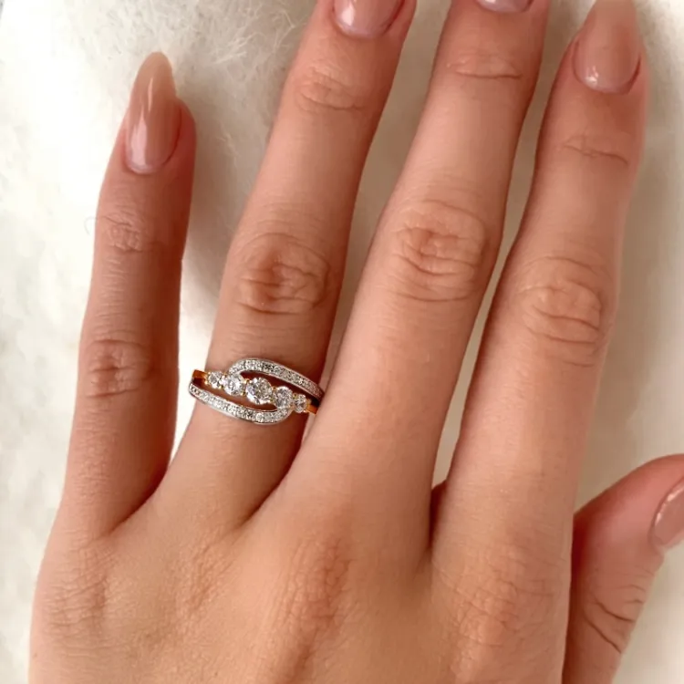 hvit zirkon ring i 9 karat gull med 9 karat hvitt gull