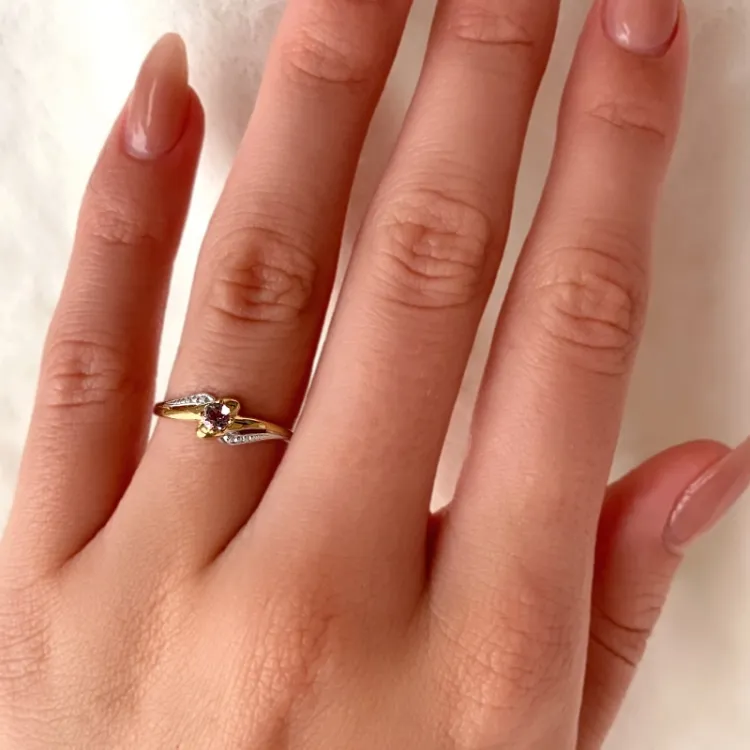 Ekte lilla ametyst ring i 9 karat gull med 9 karat hvitt gull
