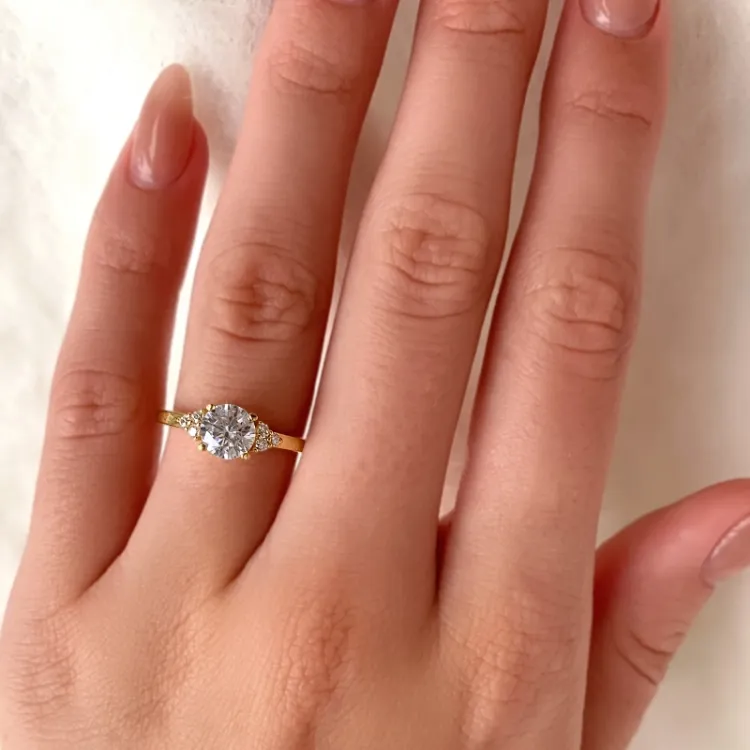 Blank hvit zirkon ring i 9 karat gull