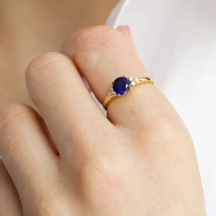 blå syntetisk safir ring i 9 karat gull - Gold Collection