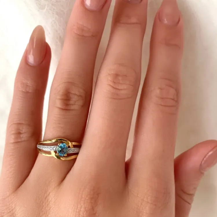kolleksjonsprøve blå topas ring i 9 karat gull med rhodium