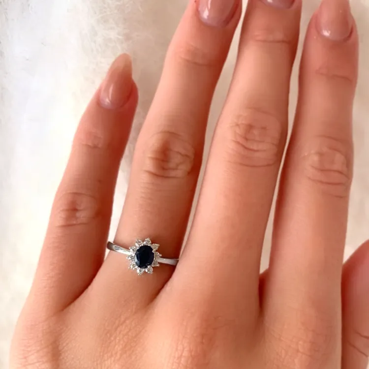 safir rosettring i 8 karat hvitt