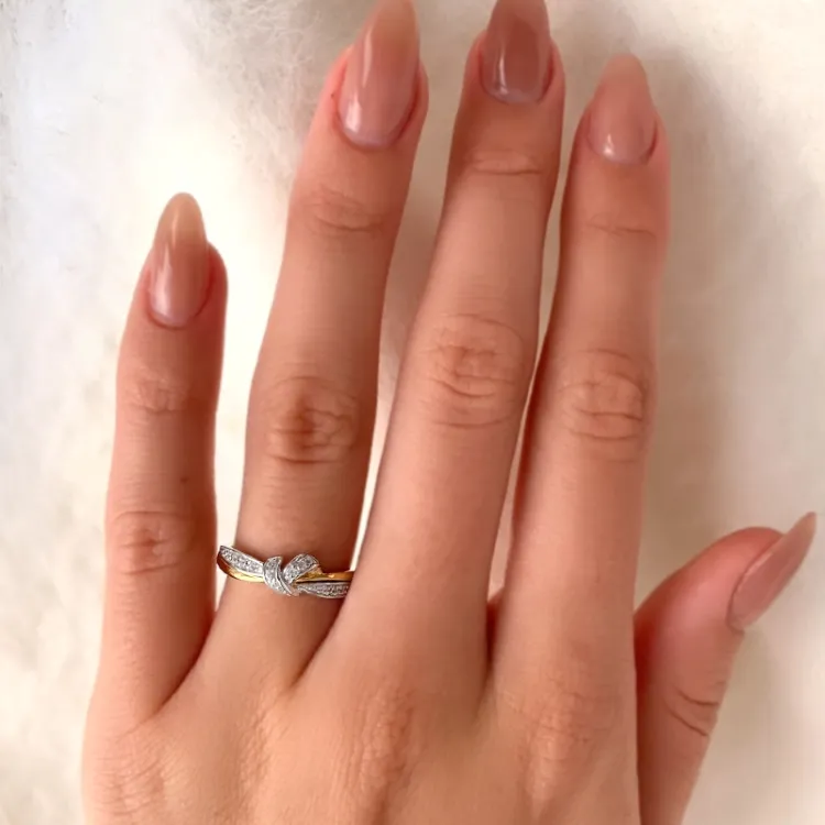 zirkon ring i 9 karat gull med rhodium