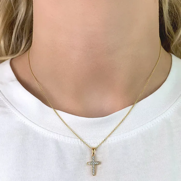 Bredt kors anheng i 9 karat gull med rhodium