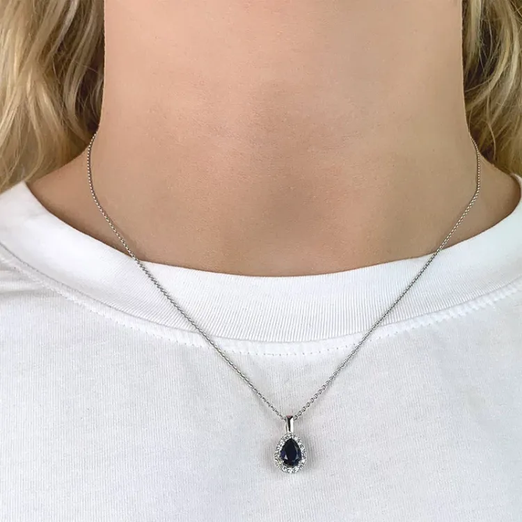 Safir rosettanheng i 9 karat hvitt gull