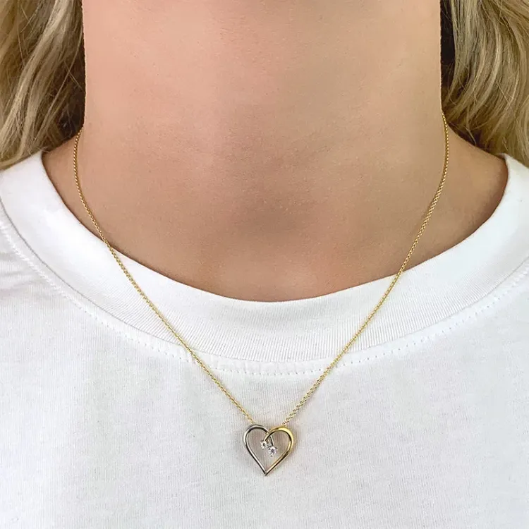 hjerte zirkon anheng i 9 karat gull med rhodium