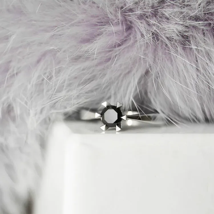 0,50 ct svart diamant solitairering i 14 karat hvitt gull 0,50 ct
