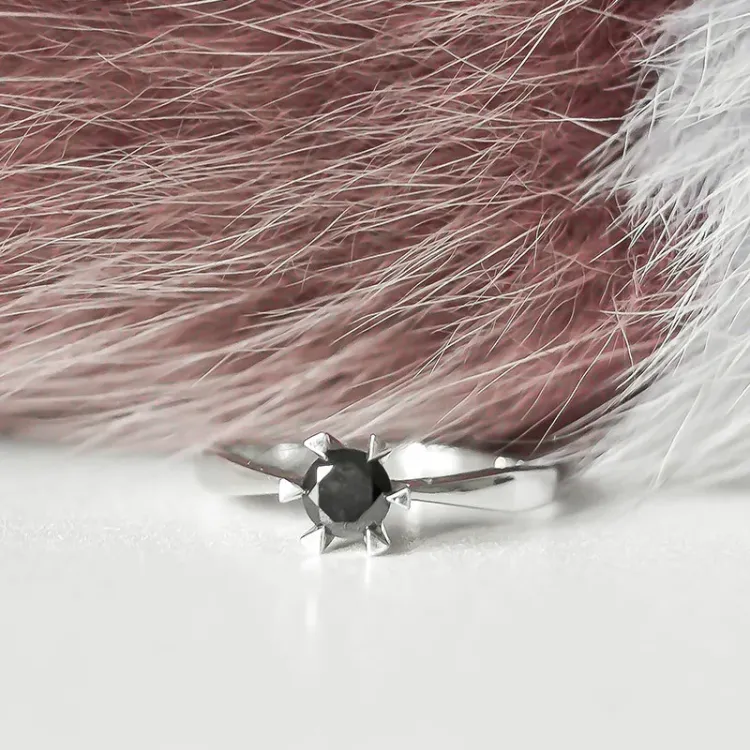 0,50 ct svart diamant solitairering i 14 karat hvitt gull 0,50 ct