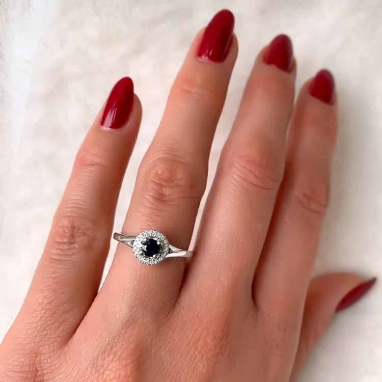oval diamantring i 14 karat hvitt gull 0,08 ct 0,38 ct