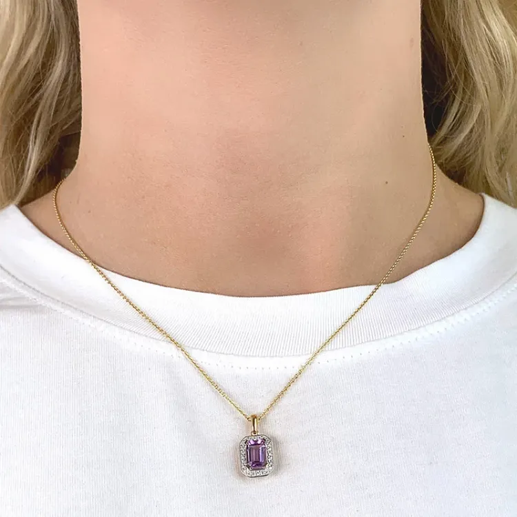 firkantet ametyst anheng i 9 karat gull med rhodium