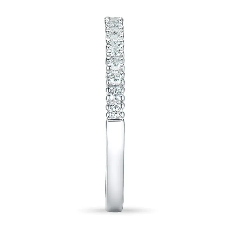 Smal diamantring i 14 karat hvitt gull 0,27 ct