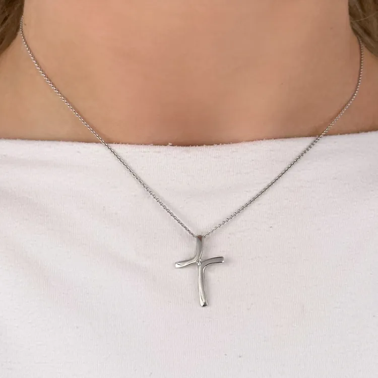 Kors diamant anheng i 14 karat hvitt gull 0,03 ct