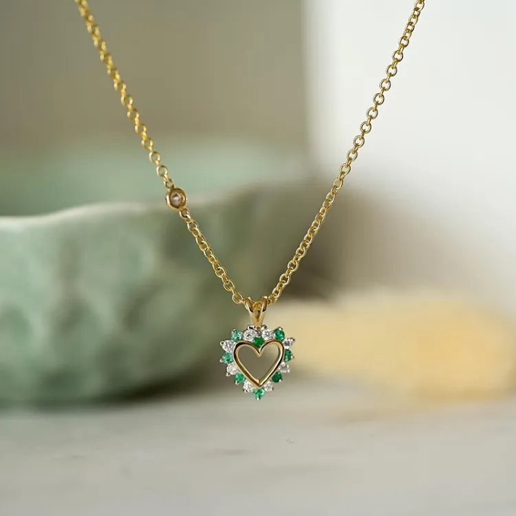 hjerte smaragd anheng i 14 karat gull og hvitt gull 0,13 ct 0,14 ct