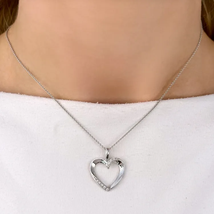 hjerte diamantanheng i 14 karat hvitt gull 0,08 ct