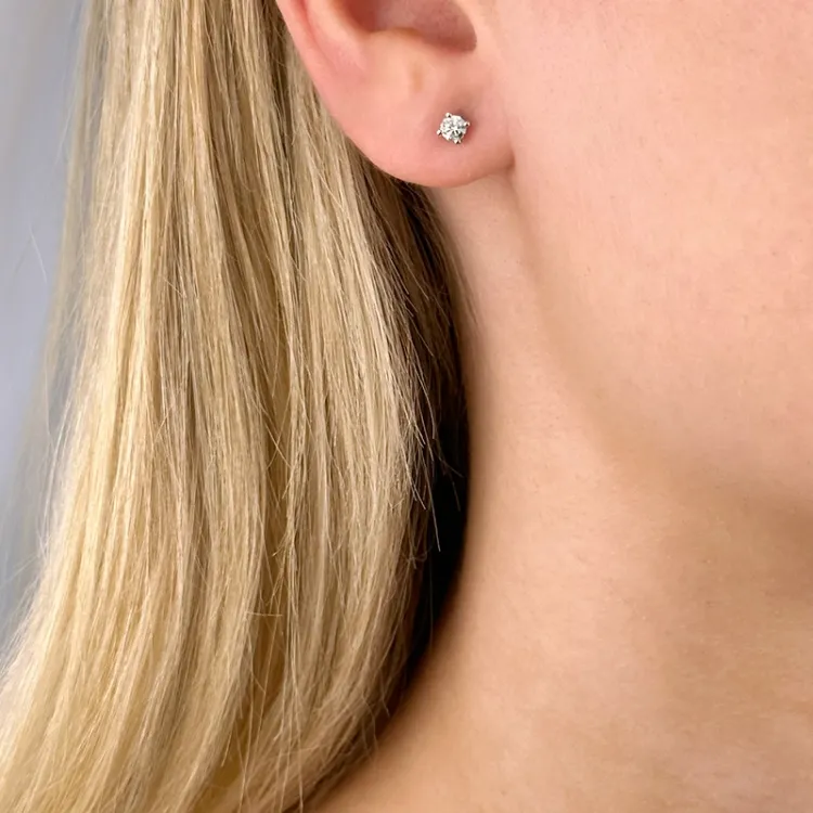 2 x 0,13 ct solitaireørepynt i 14 karat hvitt gull med diamant