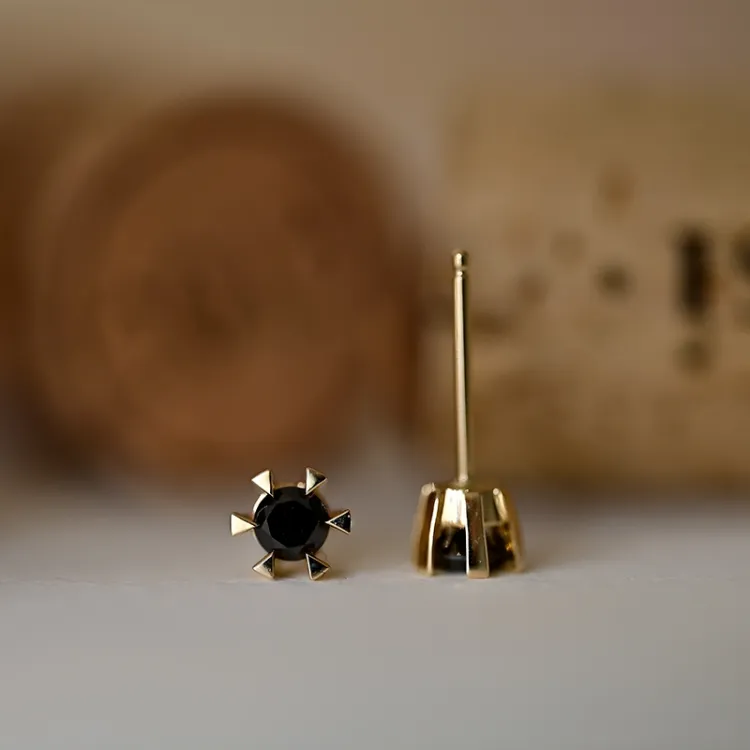 2 x 0,21 ct svart solitaireørepynt i 14 karat gull med svart diamant