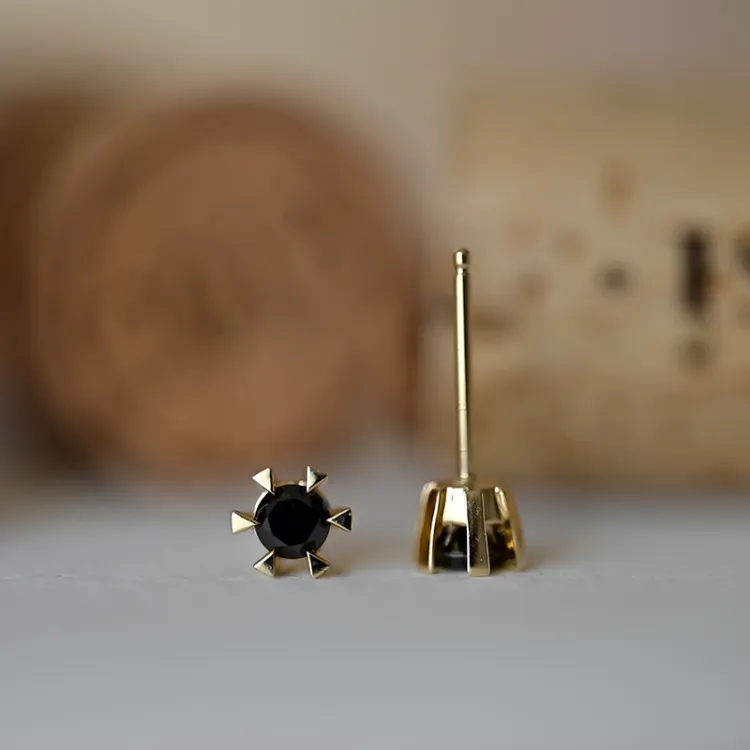2 x 0,21 ct svart solitaireørepynt i 14 karat gull med svart diamant