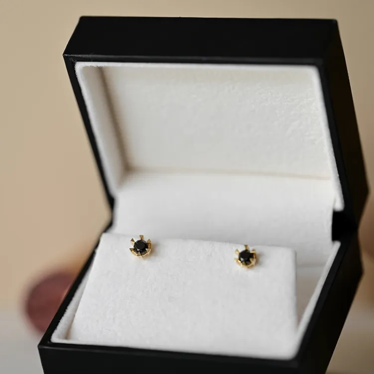 2 x 0,21 ct svart solitaireørepynt i 14 karat gull med svart diamant