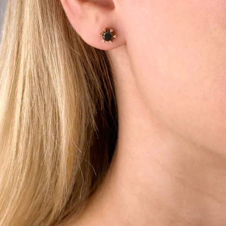 2 x 0,41 ct svart diamant solitaireørepynt i 14 karat gull med svart diamant