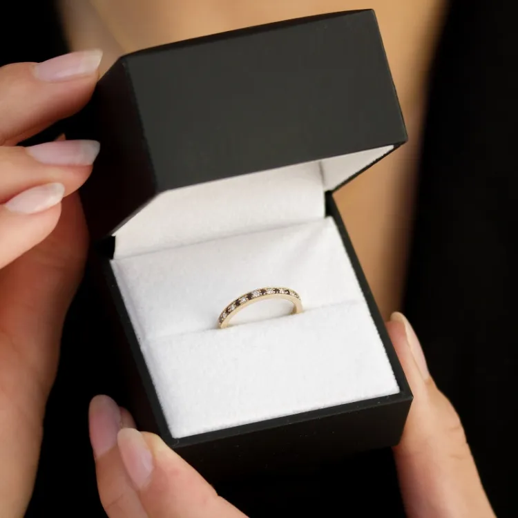 svart alliansering i 14 karat gull 0,09 ct 0,10 ct