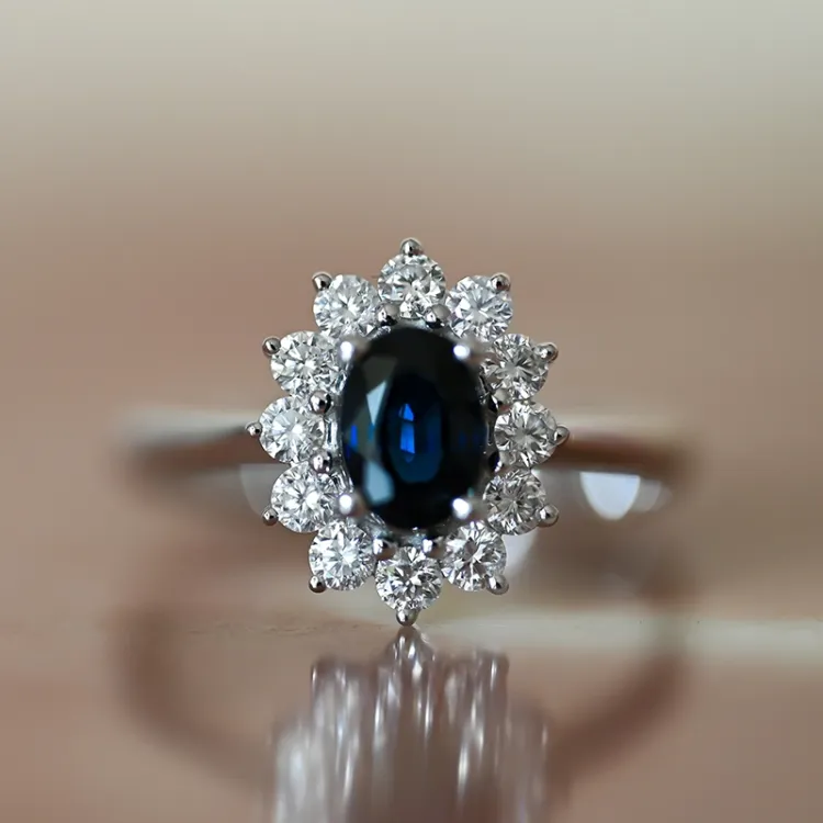 safir rosettring i 14 karat hvitt gull 0,55 ct 1,00 ct