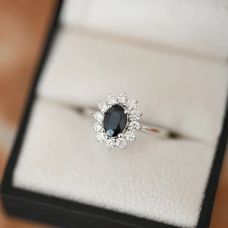 safir rosettring i 14 karat hvitt gull 0,55 ct 1,00 ct