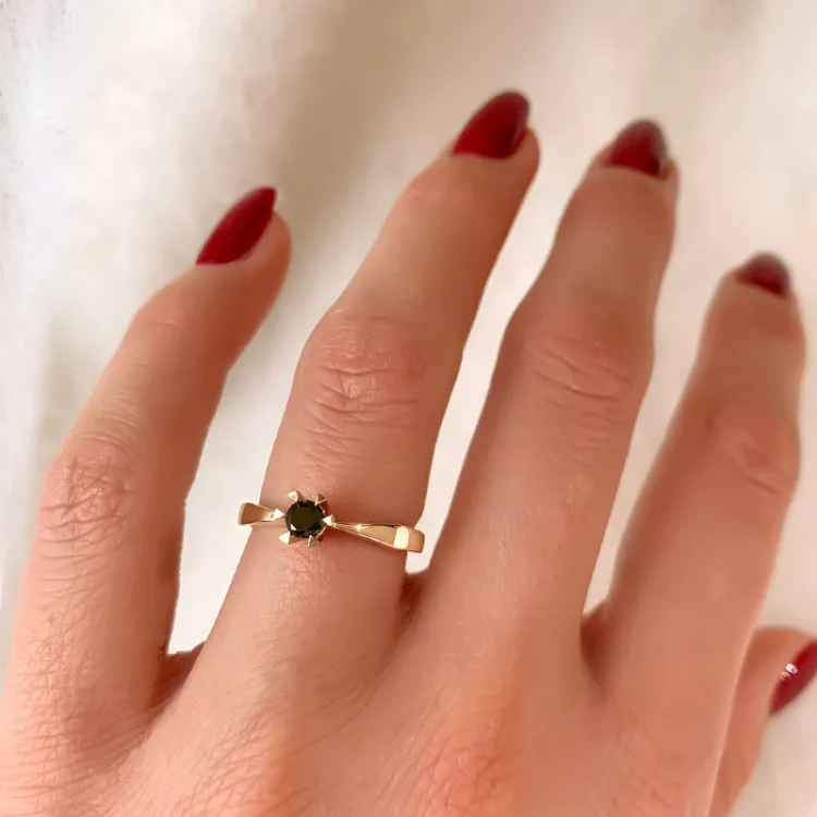0,20 ct svart diamant solitairering i 14 karat gull 0,20 ct