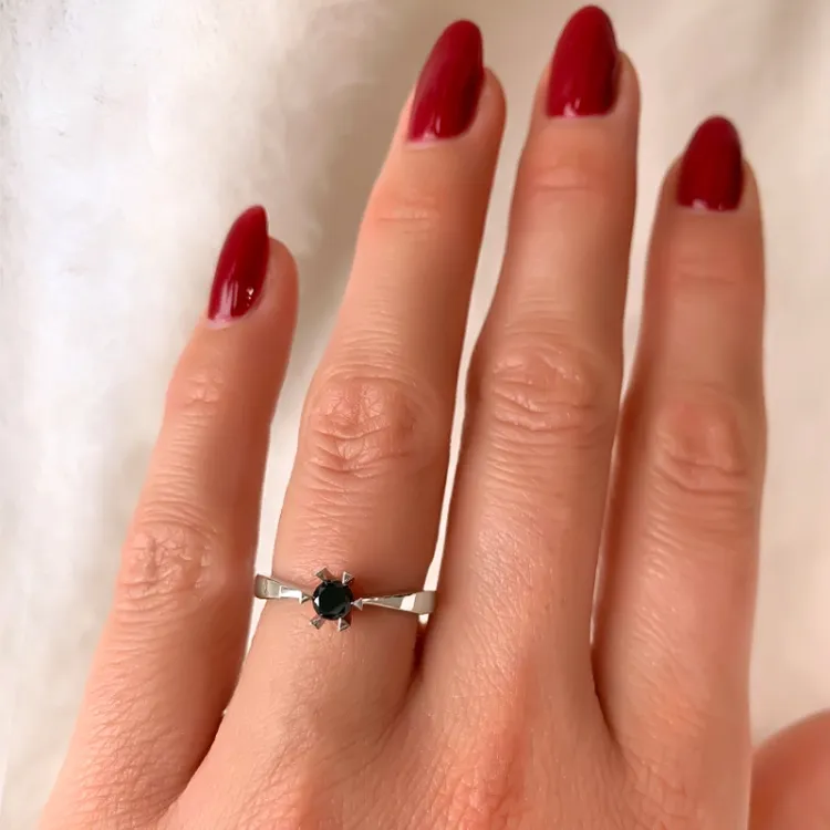 0,20 ct svart solitairering i 14 karat hvitt gull 0,21 ct