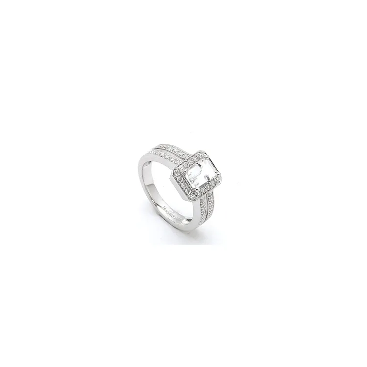 firkantet diamantring i 14 karat hvitt gull 0,43 ct 
