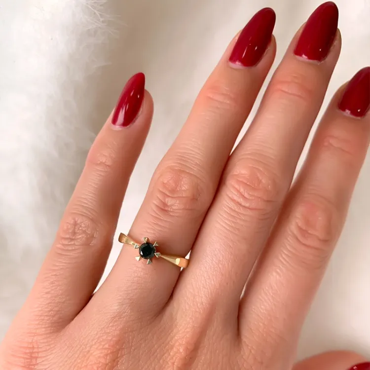 0,30 ct svart solitairering i 14 karat gull 0,32 ct