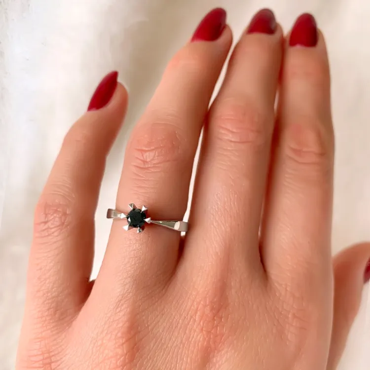 0,30 ct svart diamant solitairering i 14 karat hvitt gull 0,32 ct