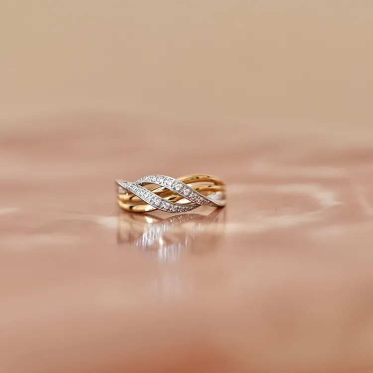 briljantring i 14 karat gull med rhodium 0,092 ct