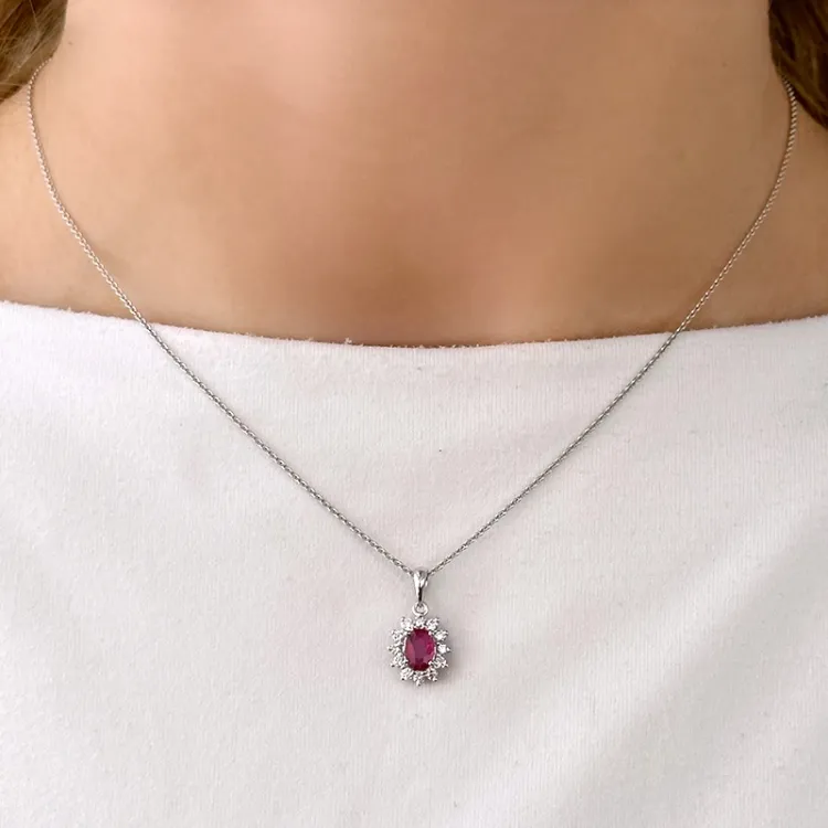 rubin rosettanheng i 14 karat hvitt gull 0,26 ct 0,63 ct