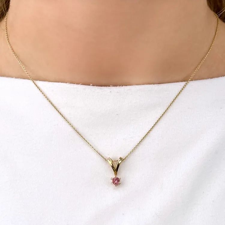 Elegant rosa anheng i 14 karat gull 0,28 ct