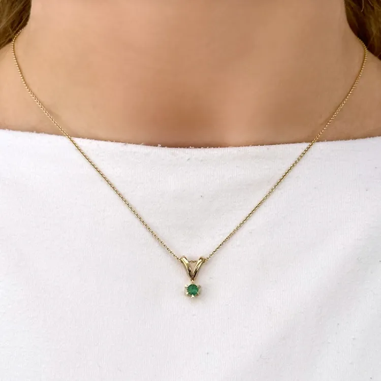 ekte smaragd anheng i 14 karat gull 0,22 ct