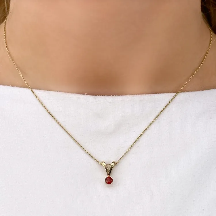 granat solitaireanheng i 14 karat gull 0,32 ct