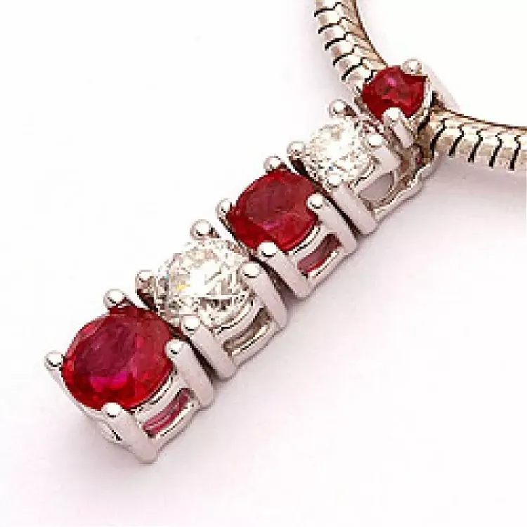 Bestillingsvare - rubin diamant anheng med halskjede i 14 karat hvitt gull 0,21 ct 0,43 ct