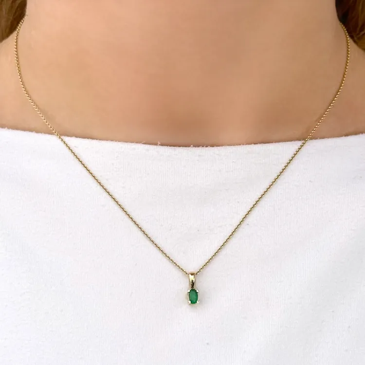 smaragd anheng i 14 karat gull 0,26 ct