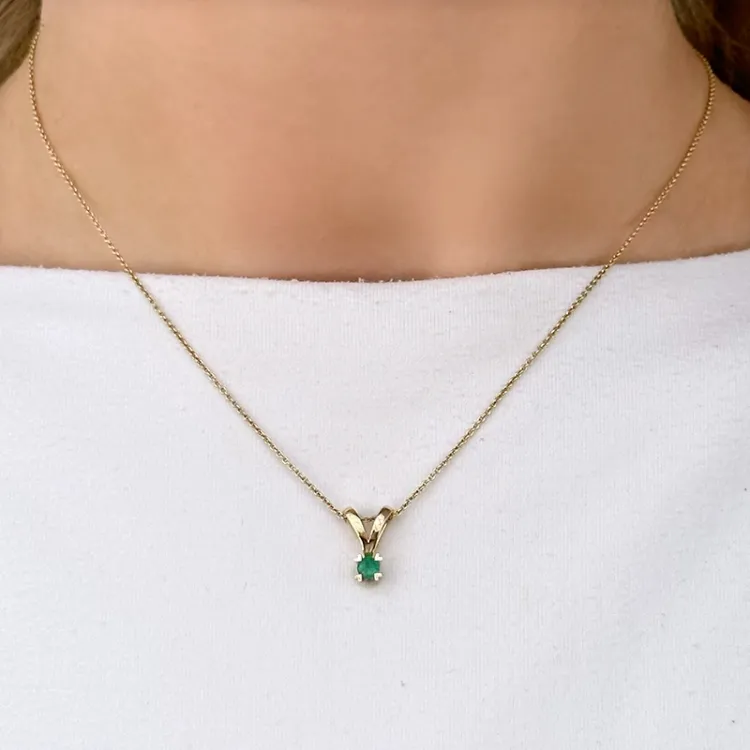 grønn smaragd anheng i 14 karat gull 0,22 ct