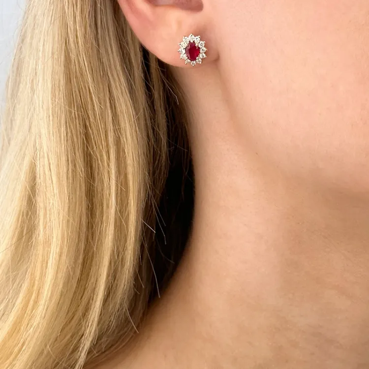 rubin rosettørepynt i 14 karat gull med rhodium med diamant og rubin