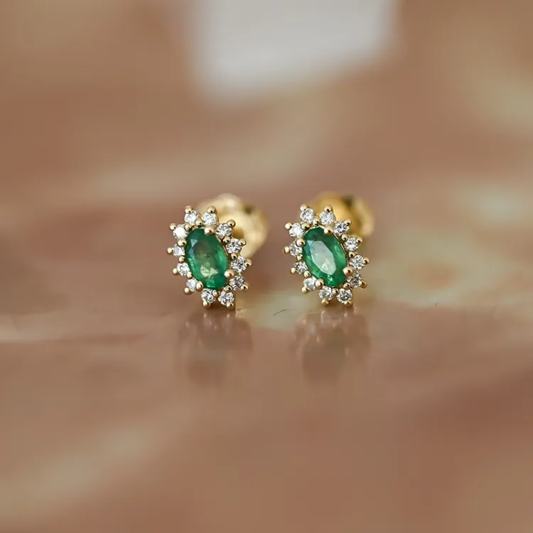 smaragd rosettørepynt i 14 karat gull med diamant og smaragd