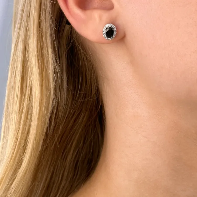 ovale safir ørestikker i 14 karat hvitt gull med diamant og safir