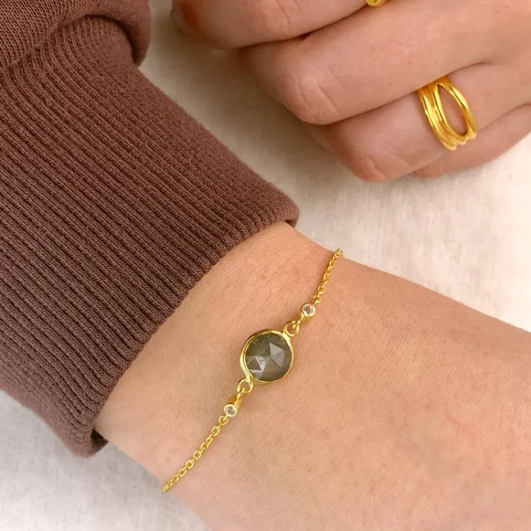 labradoritt armbånd i forgylt sølv med anheng i forgylt sølv - Loom Stones