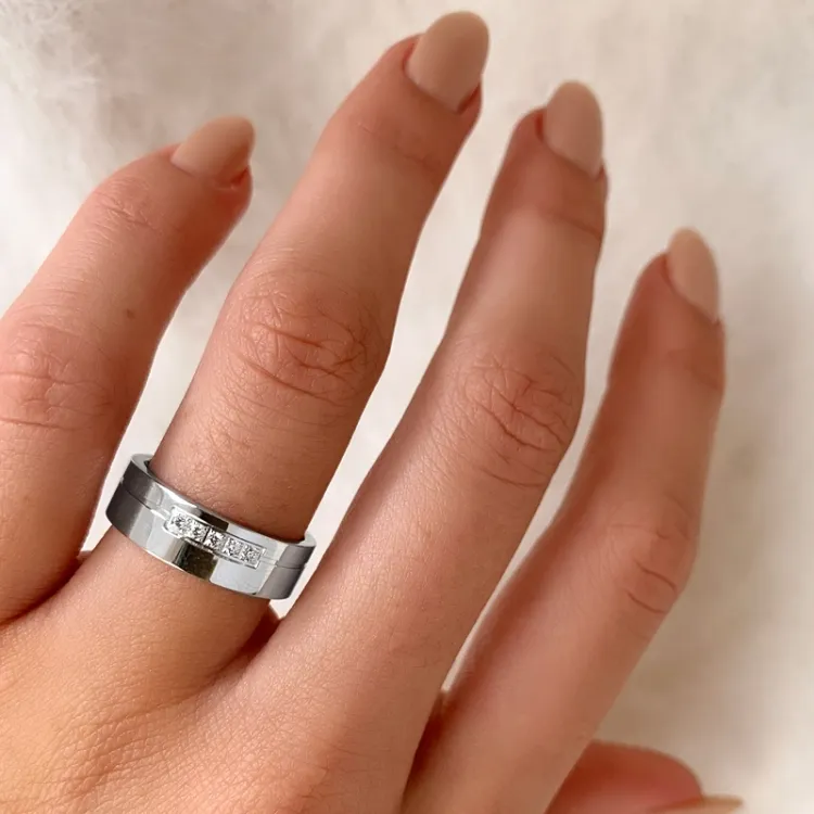 Rund zirkon ring i rodinert sølv