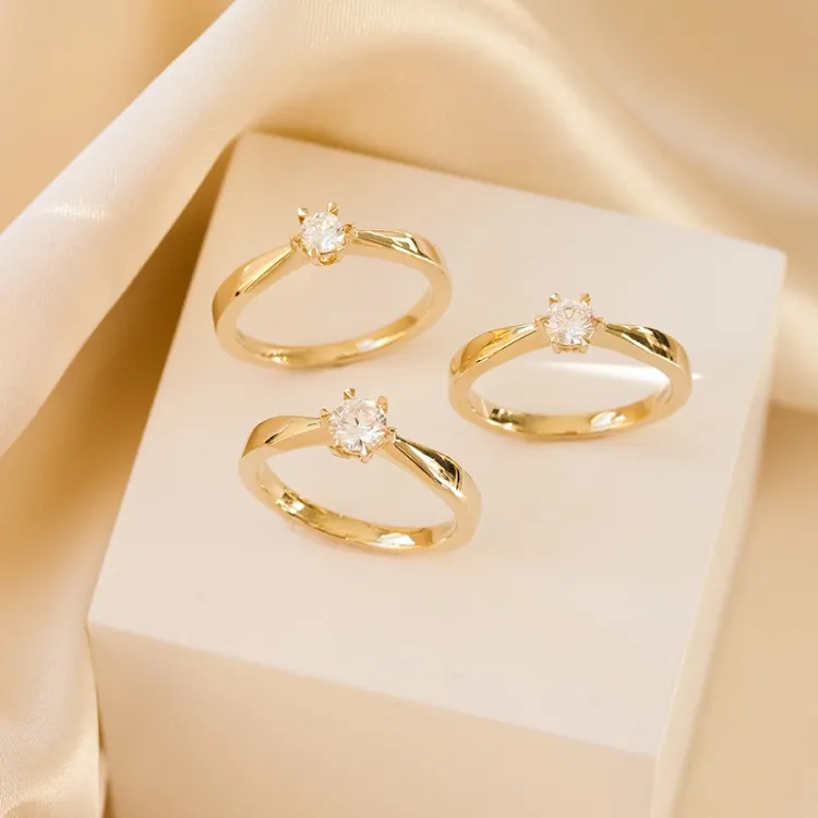 4,5 mm zirkon gullring i 9 karat gull