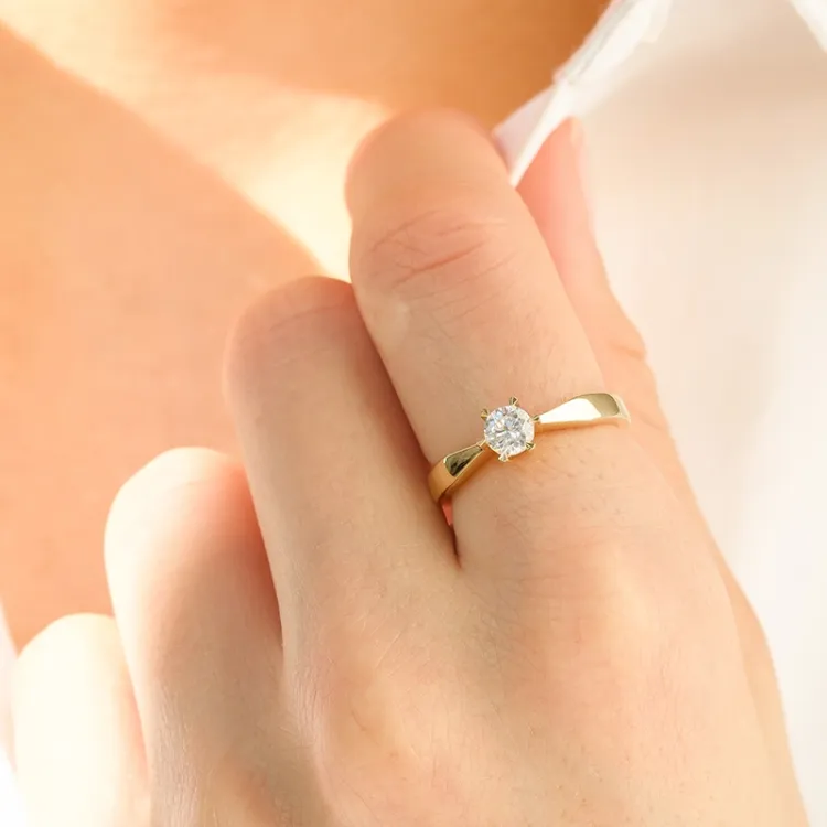 5,4 mm zirkon solitairering i 9 karat gull