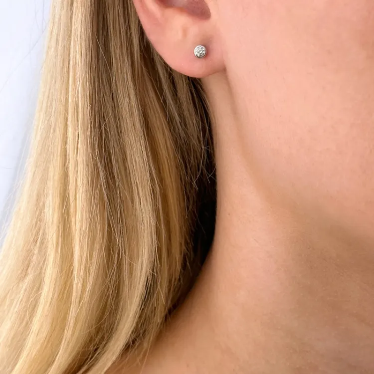 2 x 0,10 ct hvitt gull solitaireørepynt i 14 karat hvitt gull med diamant