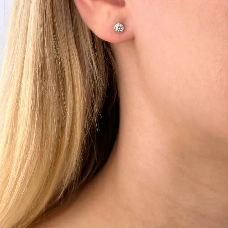 2 x 0,15 ct hvitt gull solitaireørepynt i 14 karat hvitt gull med diamant