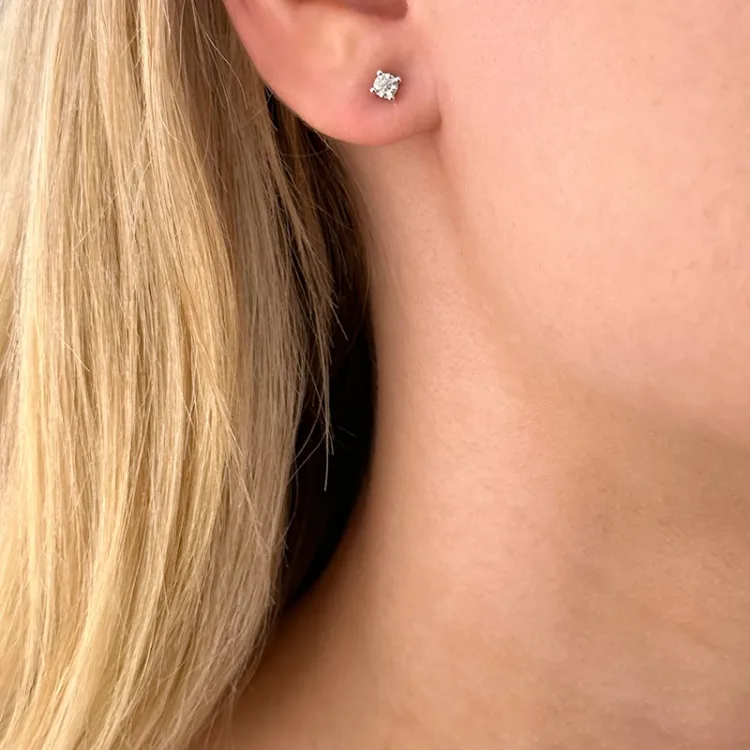 2 x 0,15 ct solitaireørepynt i 14 karat hvitt gull med diamant